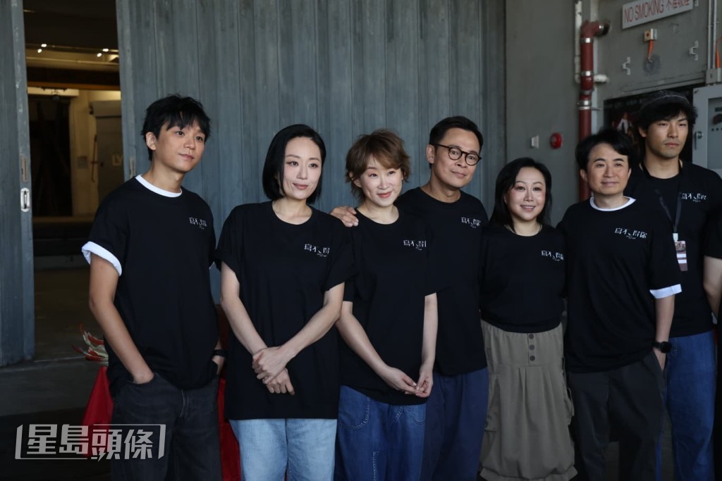 盧鎮業（左）爆梁祖堯（中）將排練室變廚房，切住豬肺講對白。