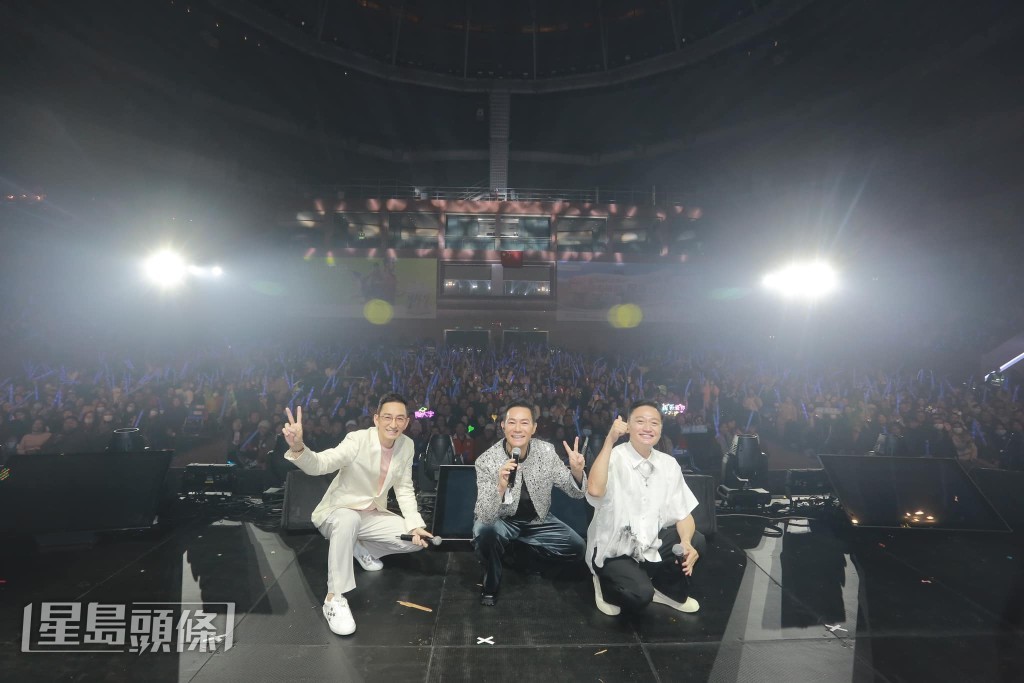 曾跟吳啟華、陶大宇一齊出埠登台,台下觀眾反應熱烈。 曾跟吳啟華、陶大宇一齊出埠登台,台下觀眾反應熱烈。