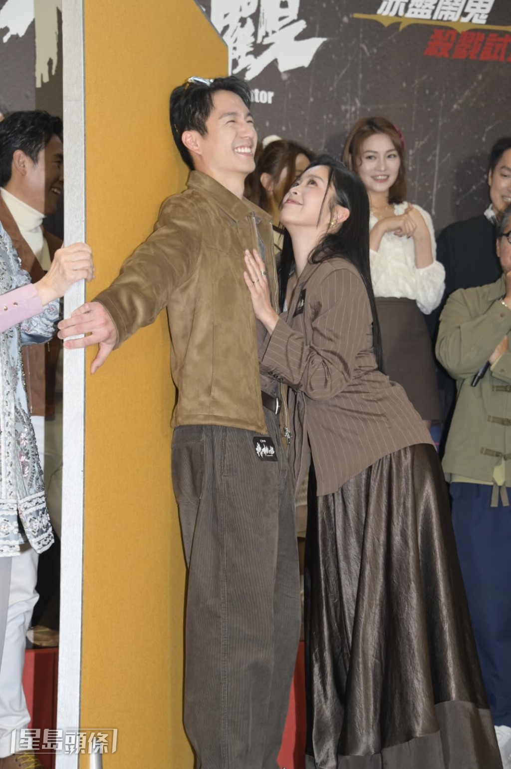 然後挑選跟吳偉豪上演壁咚,更顯出一副陶醉的樣子。 然後挑選跟吳偉豪上演壁咚,更顯出一副陶醉的樣子。