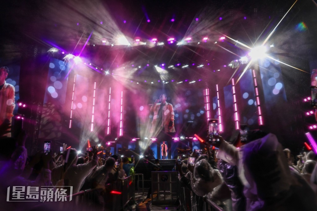 校長說:「我梗係唔可以一邊唱歌,唯有同佢哋一齊淋,所以見到個畫面係『淋漓盡致』。」 校長說:「我梗係唔可以一邊唱歌,唯有同佢哋一齊淋,所以見到個畫面係『淋漓盡致』。」