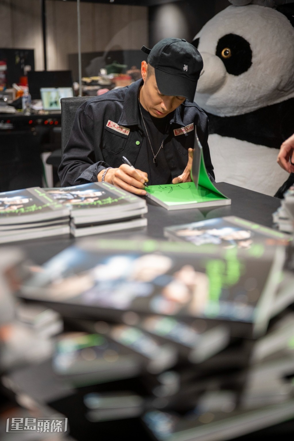 3月14日白色情人節,柏豪選址香港啟德體藝館舉行「The Blooming Chapter 綻放之章」粉絲見面會。 3月14日白色情人節,柏豪選址香港啟德體藝館舉行「The Blooming Chapter 綻放之章」粉絲見面會。