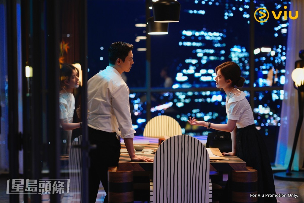 都市情感陸劇《許我耀眼》講述心機女主播許妍(趙露思飾)與腹黑霸總沈皓明(陳偉霆飾)的愛情故事。 都市情感陸劇《許我耀眼》講述心機女主播許妍(趙露思飾)與腹黑霸總沈皓明(陳偉霆飾)的愛情故事。