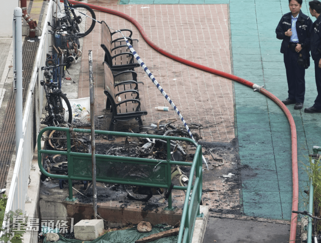 現場有3輛電單車被焚毀，幸無人受傷。黎志偉攝