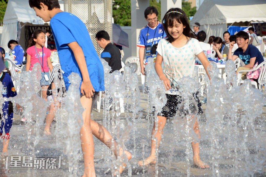 活动当日将设置大型嬉水游戏包括水枪迷宫、水上滚筒及充气水池等。资料图片