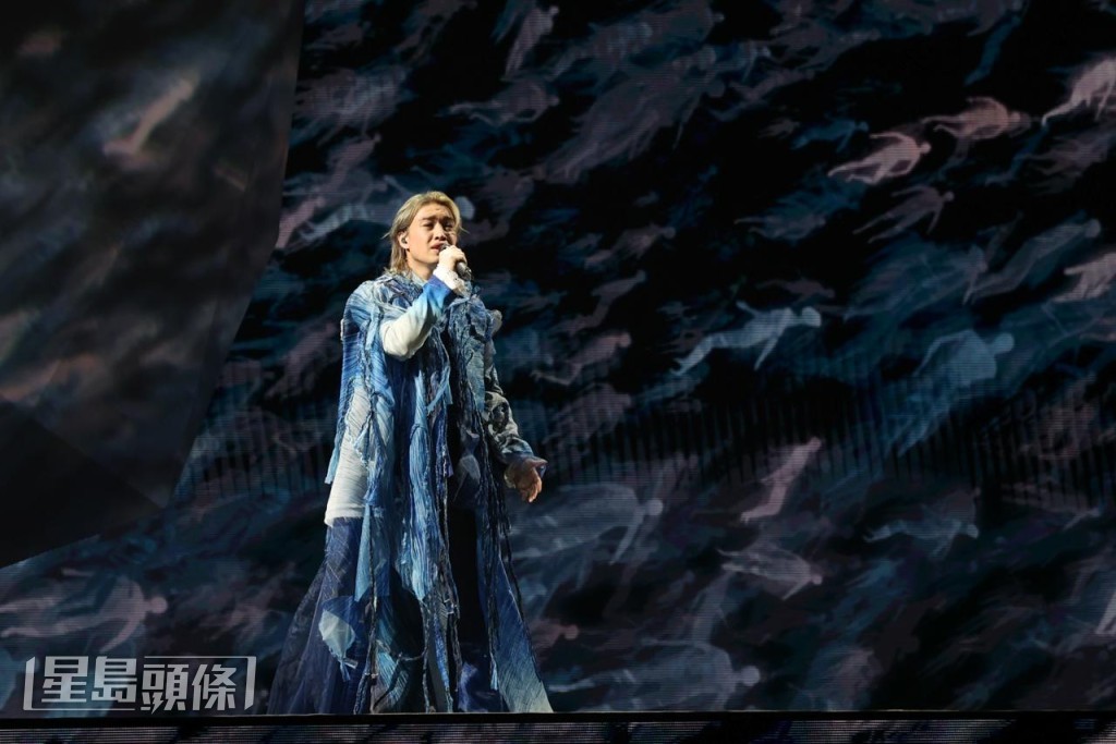 Jer唱過《記憶倒行》後開腔,「要力抗感冒,飲多啖水,我啲歌真係好難唱!」 Jer唱過《記憶倒行》後開腔,「要力抗感冒,飲多啖水,我啲歌真係好難唱!」