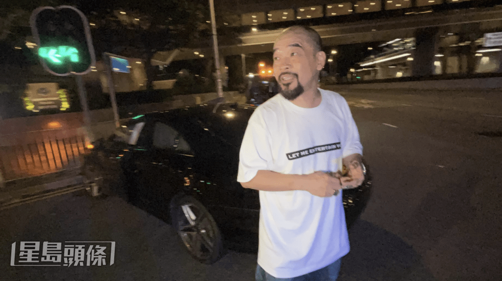 車禍後,身穿T恤牛仔褲的葛民輝自行步出車廂,並無受傷。蔡楚輝攝 車禍後,身穿T恤牛仔褲的葛民輝自行步出車廂,並無受傷。蔡楚輝攝