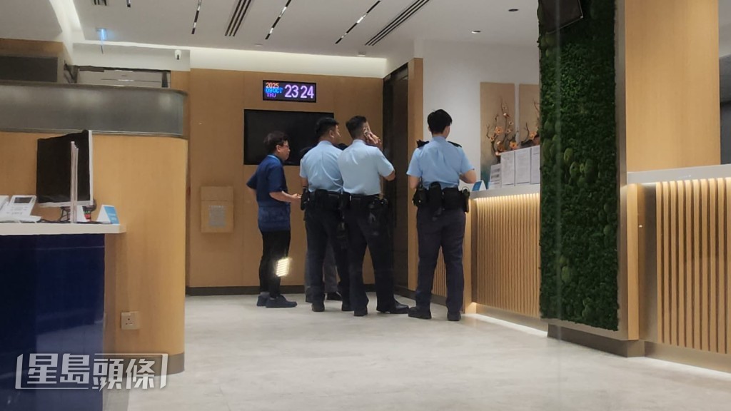 警方進入銀行了解。黎志偉攝 警方進入銀行了解。黎志偉攝