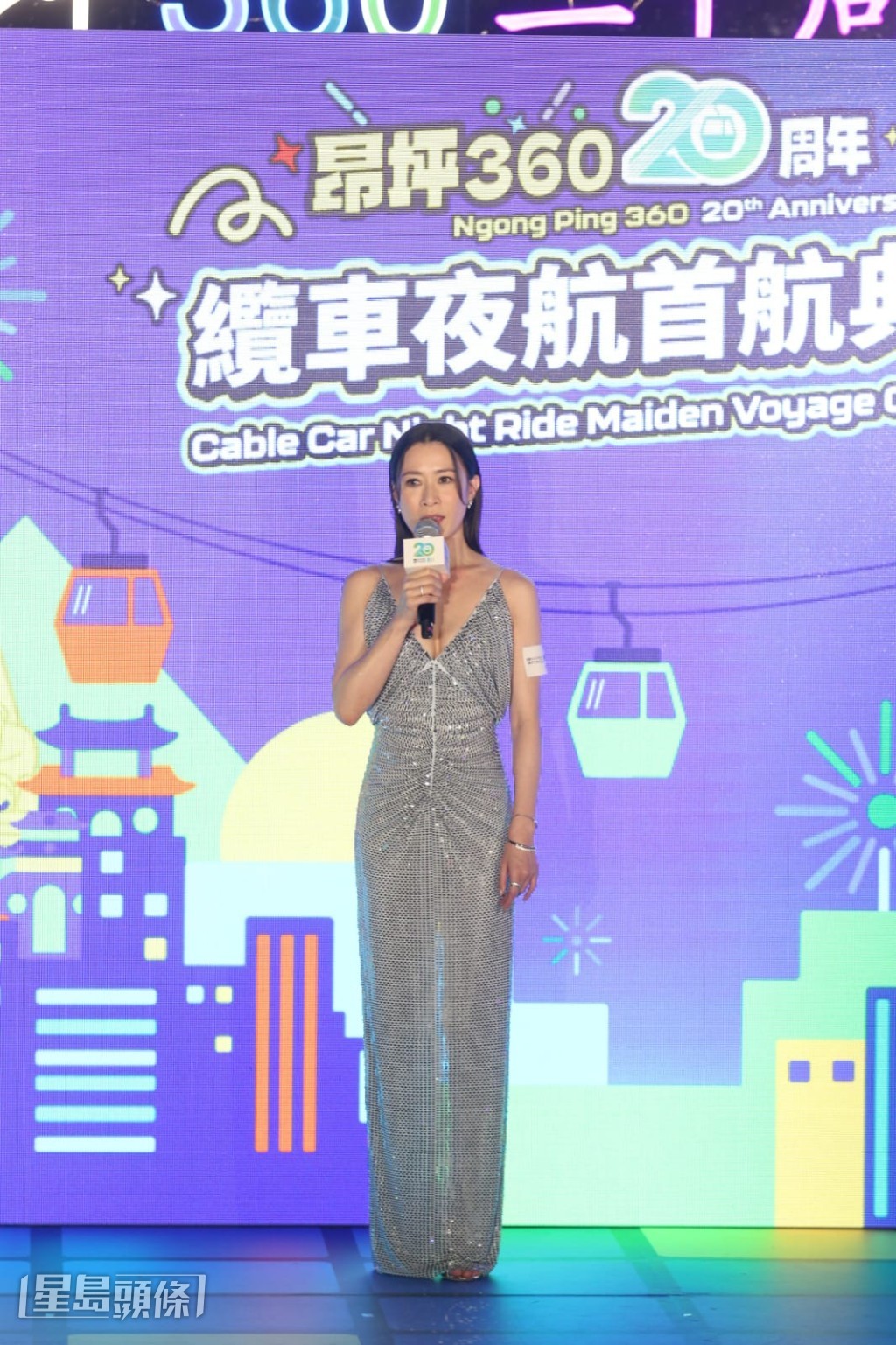 阿佘表示首次坐纜車觀賞夜景，更叫同行工作人員為她拍照。