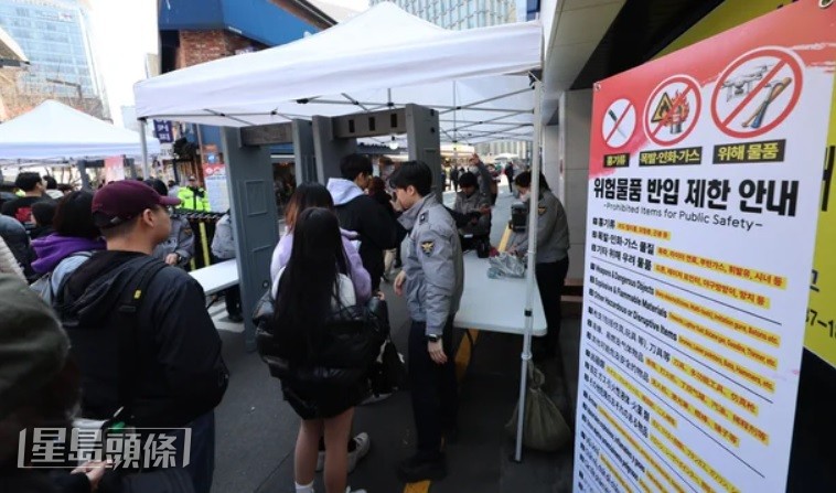 警方已准备了80部龙门式金属探测器，观众入场前要接受严格安检。
