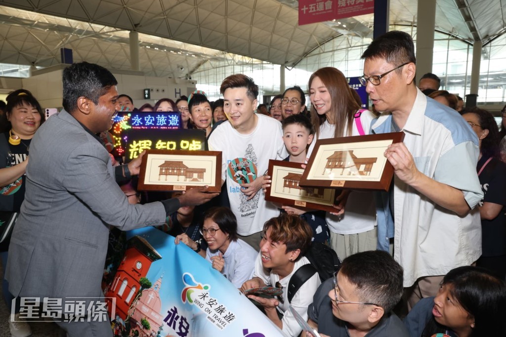 馬來西亞旅遊局亦到機場送上紀念品給他們。