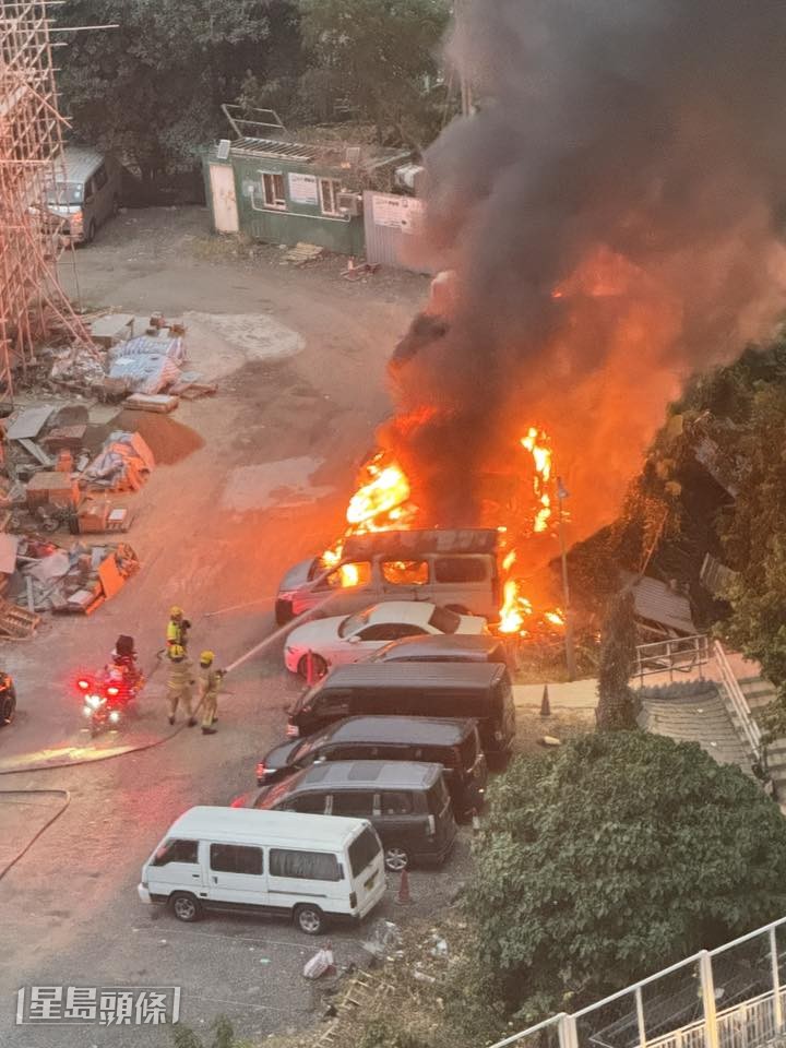 車輛猛烈焚燒。fb和田邨關注組 