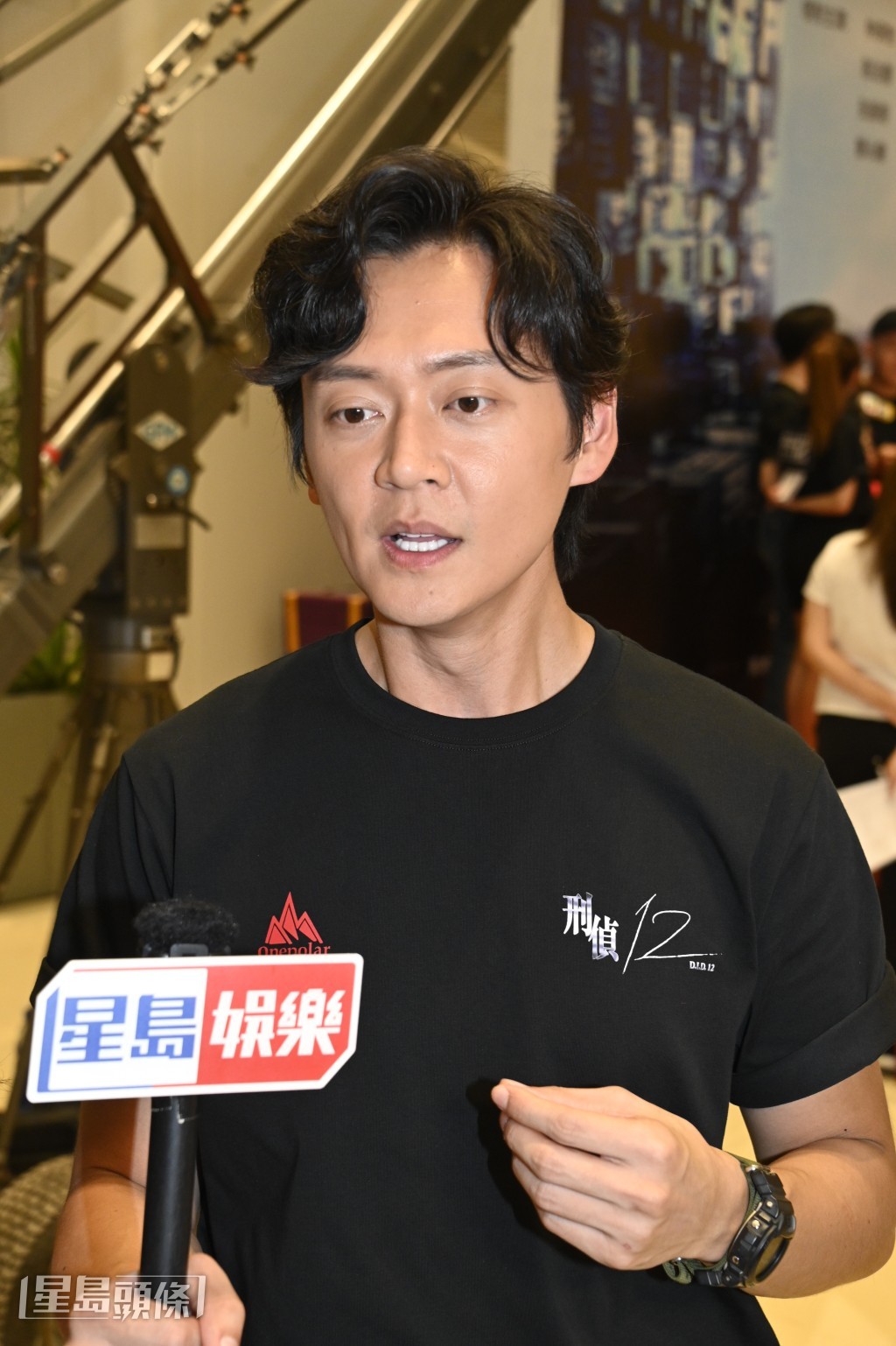 他感到好開心好榮幸。 他感到好開心好榮幸。