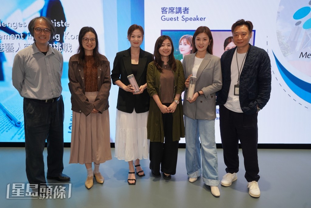 香港专业教育学院（观塘）副院长兼商业系系主任吴美兰博士（右三）与Leo Ho讲师（右一）及高级讲师Kenneth Wong （左一）与Sabrina（左二），跟嘉宾朱晨丽、赵璧渝合照