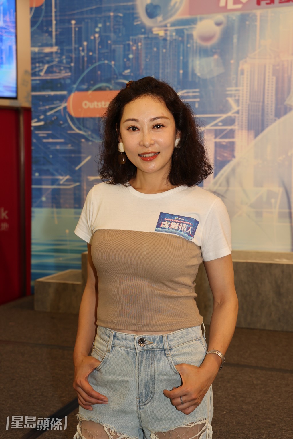 楊卓娜說接拍《虛擬情人》前有嚴重肩周炎。 楊卓娜說接拍《虛擬情人》前有嚴重肩周炎。