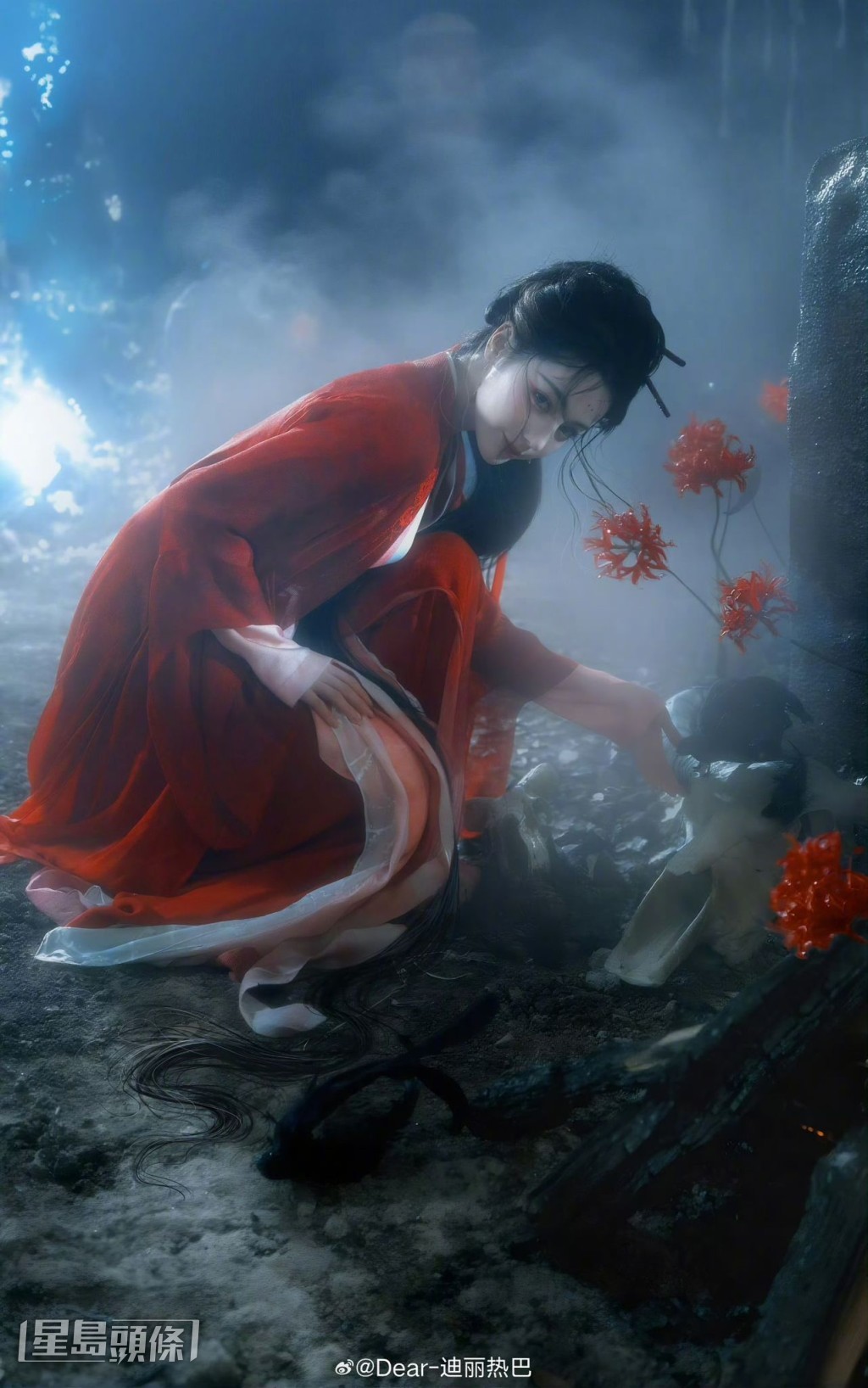 《白日提灯》迪丽热巴完美诠释!| 一名身穿红衣的古装女子在迷雾弥漫、遍地彼岸花的暗黑场景中,弯下腰温柔地抚摸一只白色的小动物。 《白日提灯》迪丽热巴完美诠释!| 一名身穿红衣的古装女子在迷雾弥漫、遍地彼岸花的暗黑场景中,弯下腰温柔地抚摸一只白色的小动物。