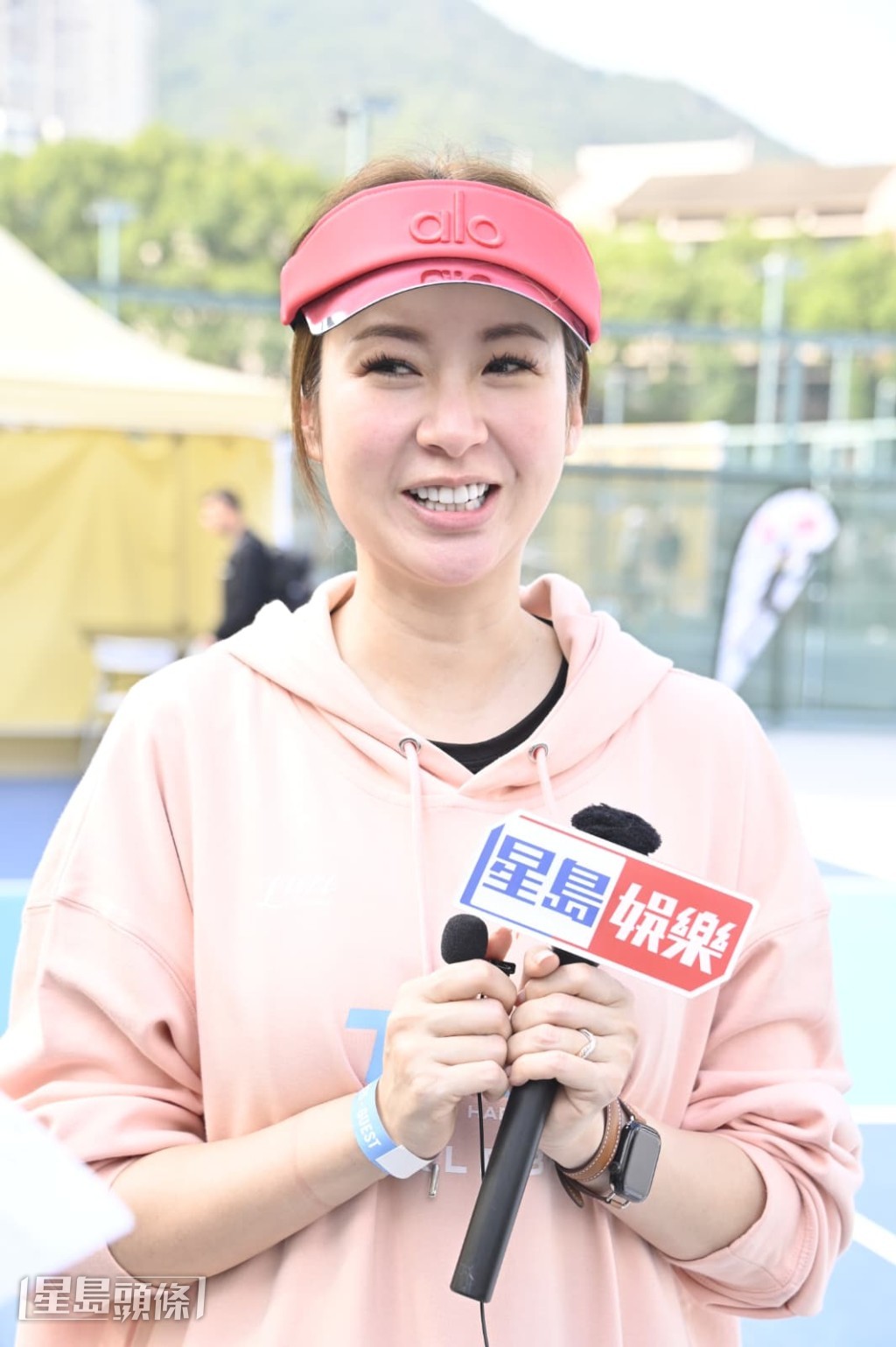 她指婚後的工作跟以前一樣,也是周圍走。 她指婚後的工作跟以前一樣,也是周圍走。