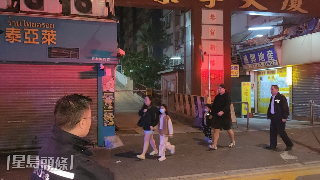 事件中，共有21名附近居民，包括9男12女，倉卒自行落樓疏散，由於深夜，部分人身穿睡衣褲。黎志偉攝