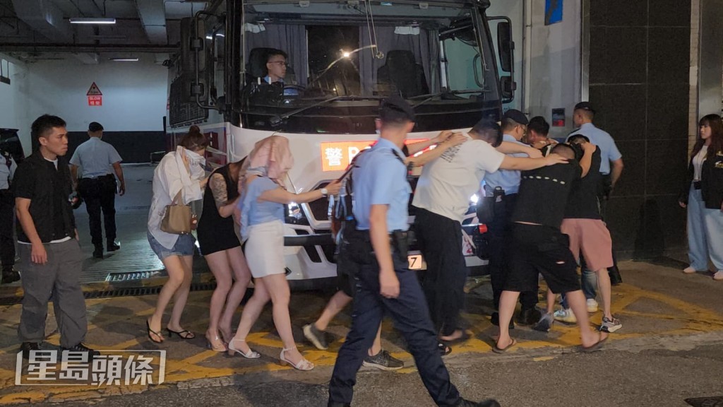 警方當場檢獲5款不同種類的懷疑毒品,並拘捕至少19男7女。黎志偉攝 警方當場檢獲5款不同種類的懷疑毒品,並拘捕至少19男7女。黎志偉攝