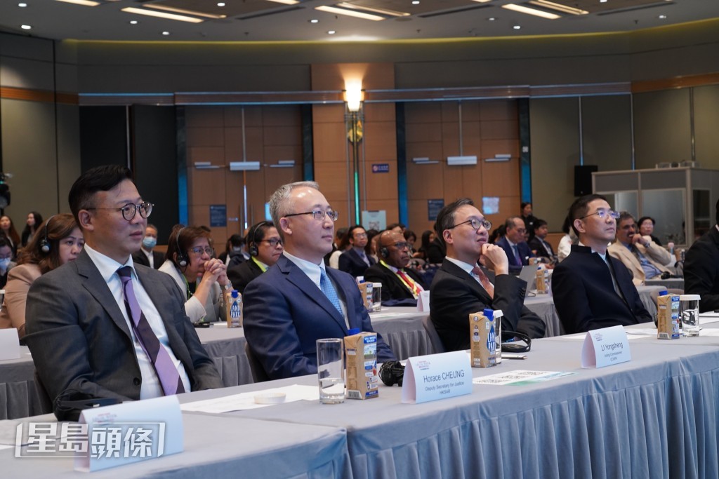 律政司司長林定國(右二)出席專題研討會。葉偉豪攝