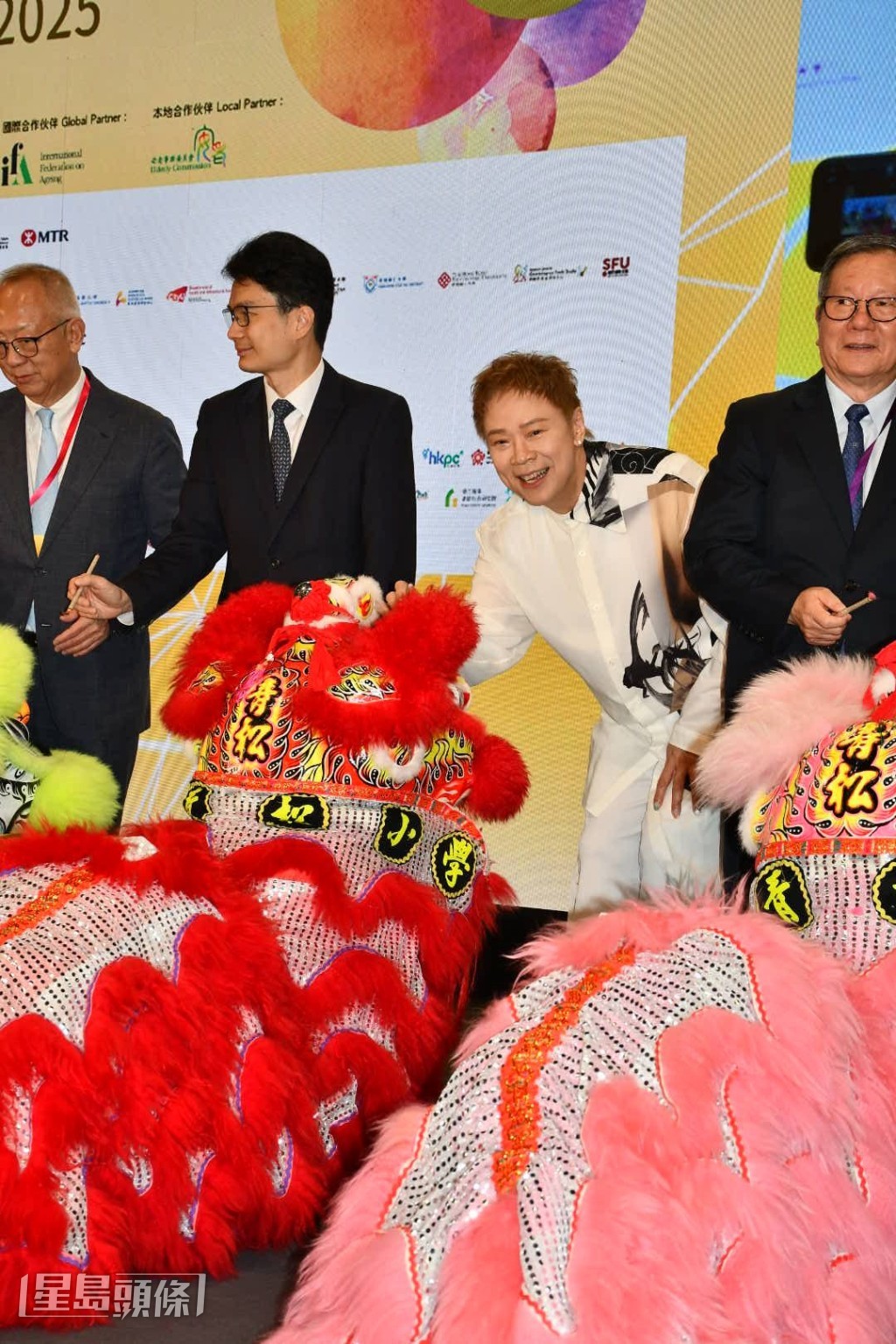 除了可以幫長者投資之外,也可以幫一些年青人。 除了可以幫長者投資之外,也可以幫一些年青人。