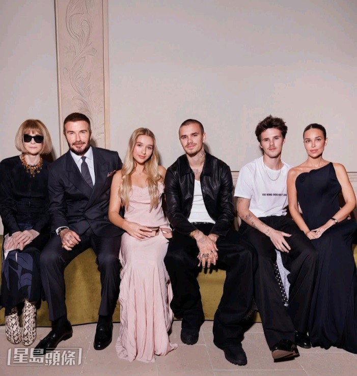 （左起）《Vogue》全球總監Anna Wintour、碧咸、細女Harper、二仔Romeo、三仔Cruz及女友Jackie Apostel齊撐碧咸嫂場。