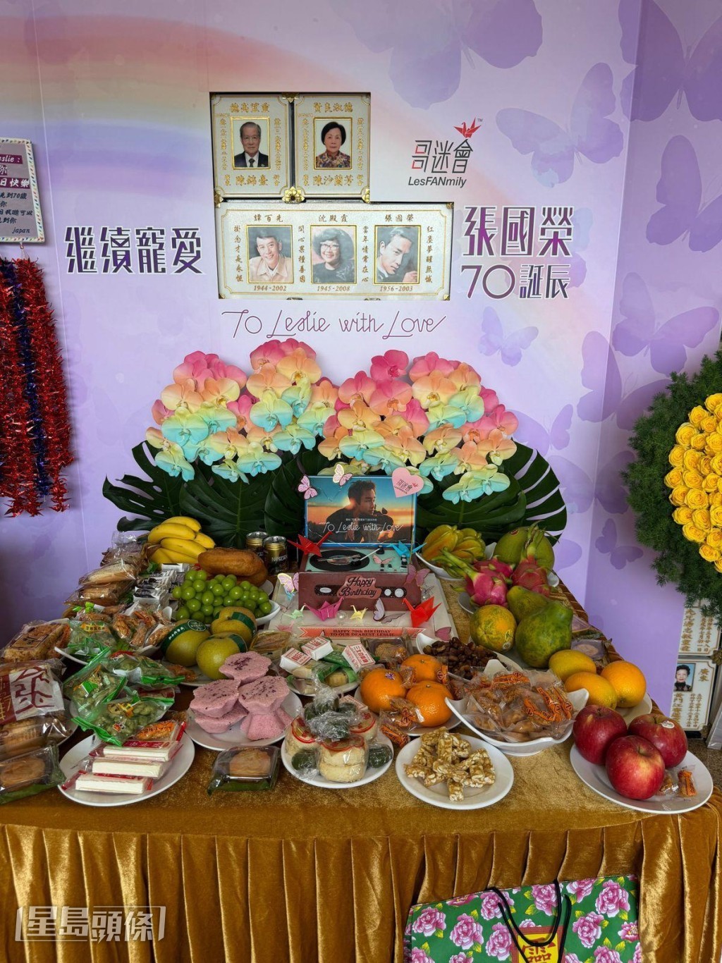 陳太今日特別訂製唱盤造型蛋糕,寓意以音樂陪伴大家。 陳太今日特別訂製唱盤造型蛋糕,寓意以音樂陪伴大家。