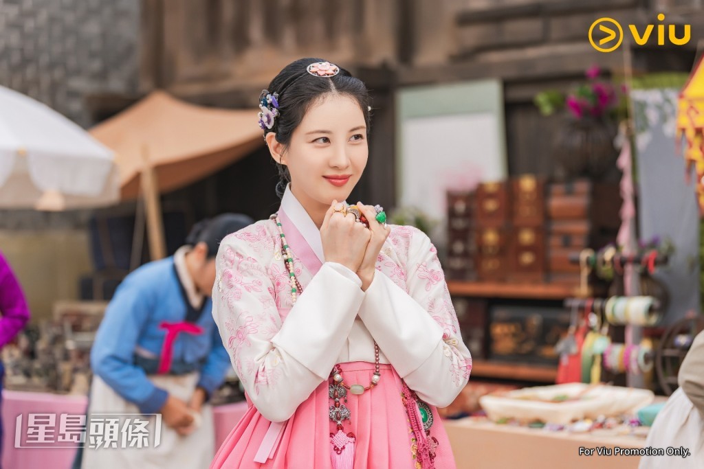 《我奪走了公爵的初夜》講述平凡女大生K某天突然穿越到浪漫小說,並以小角色車善策(徐玄飾)的身份登場。 《我奪走了公爵的初夜》講述平凡女大生K某天突然穿越到浪漫小說,並以小角色車善策(徐玄飾)的身份登場。