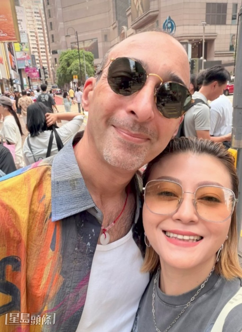 李佳老公Sunny為她放棄在英國的事業,陪她來港發展,令她既歉疚又感動。 李佳老公Sunny為她放棄在英國的事業,陪她來港發展,令她既歉疚又感動。
