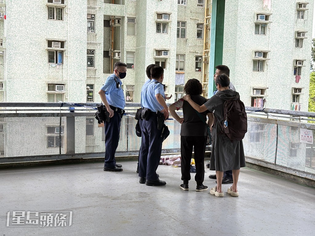 事主親友在場助查。梁國峰攝 事主親友在場助查。梁國峰攝