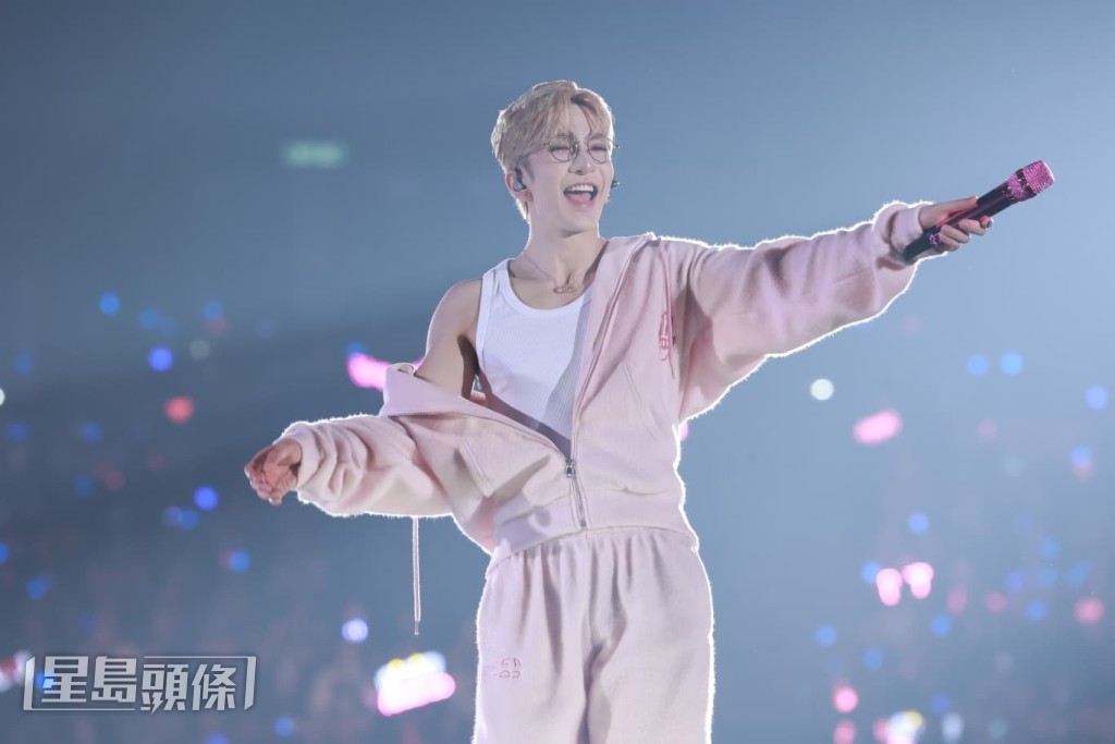 AL以粉紅睡衣現身第2度安歌。