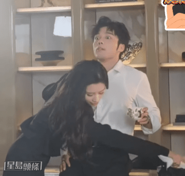 郭珮文近日被指「胸壓」丁子朗,她笑指只是劇情需要。 郭珮文近日被指「胸壓」丁子朗,她笑指只是劇情需要。