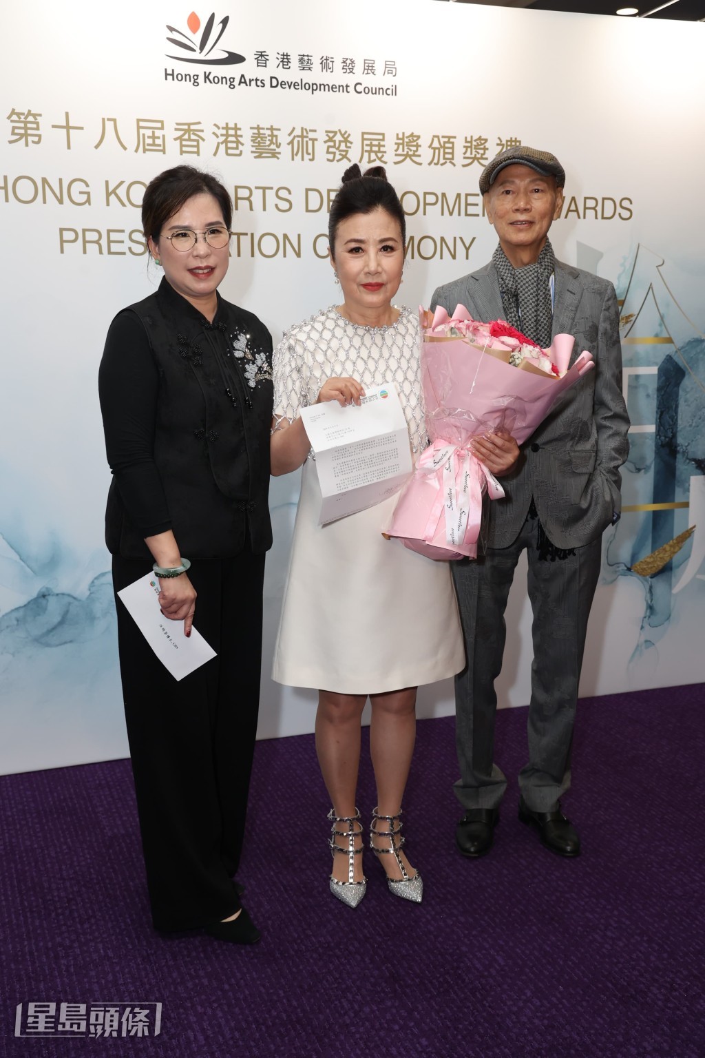 電視廣播有限公司助理總經理(企業傳訊）黃德慧代表TVB給祝賀函恭賀阿姐。