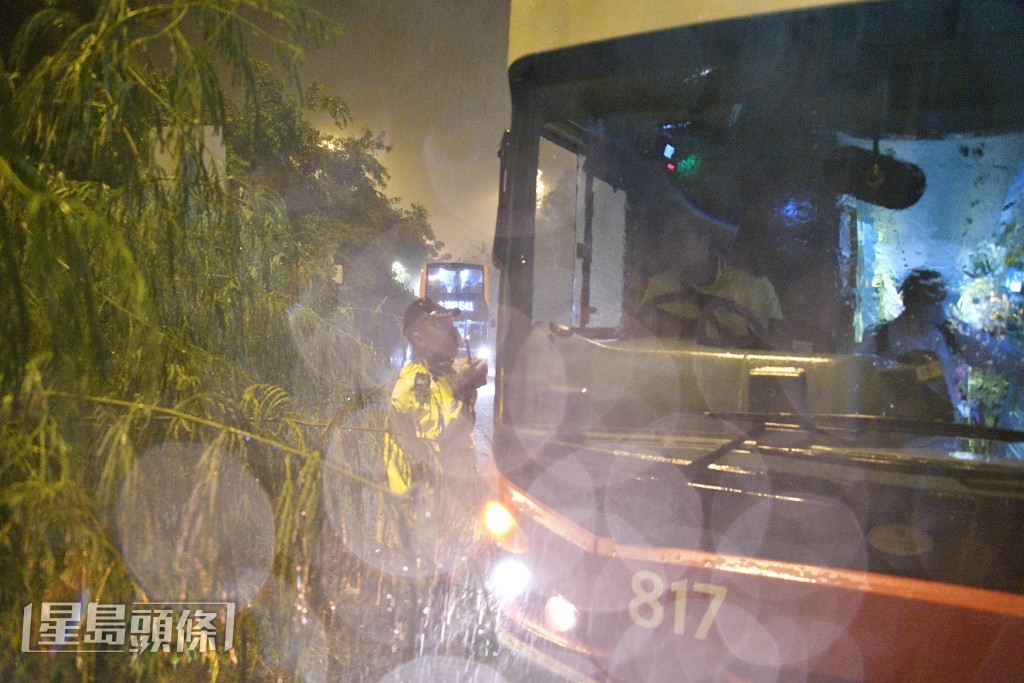 大埔附近,有巴士被困,需警員協助。伍明輝攝 大埔附近,有巴士被困,需警員協助。伍明輝攝