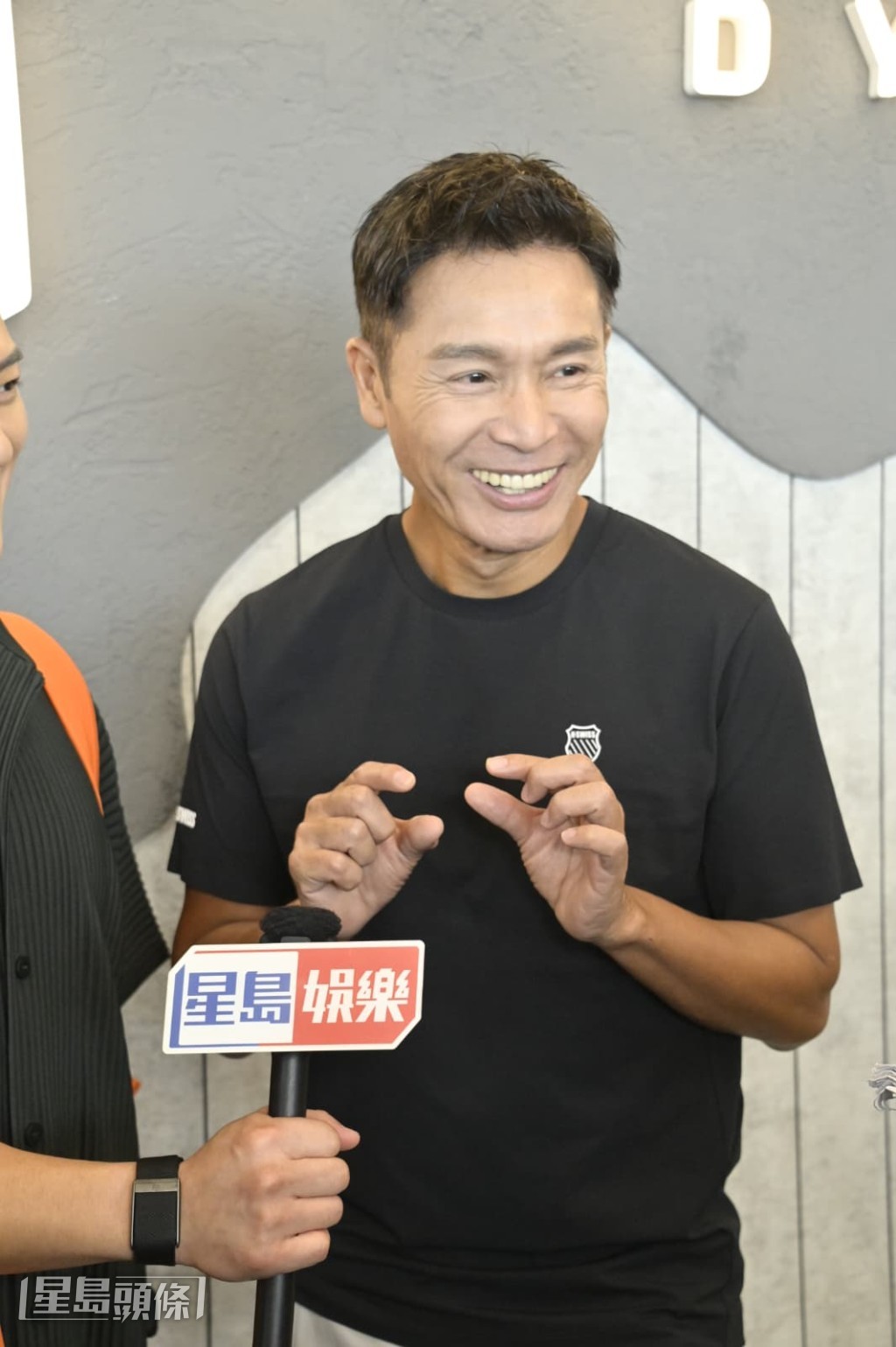 問他是否有計劃除衫展示肌肉？安仔有信心地表示，會有這一日。