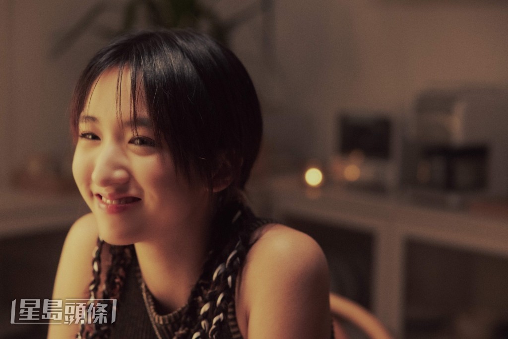 扮演女友的许恩怡在香港拍摄MV，表达了两人分隔异地的关系。