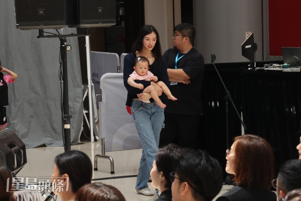 老婆葉萱及女兒到場。 老婆葉萱及女兒到場。