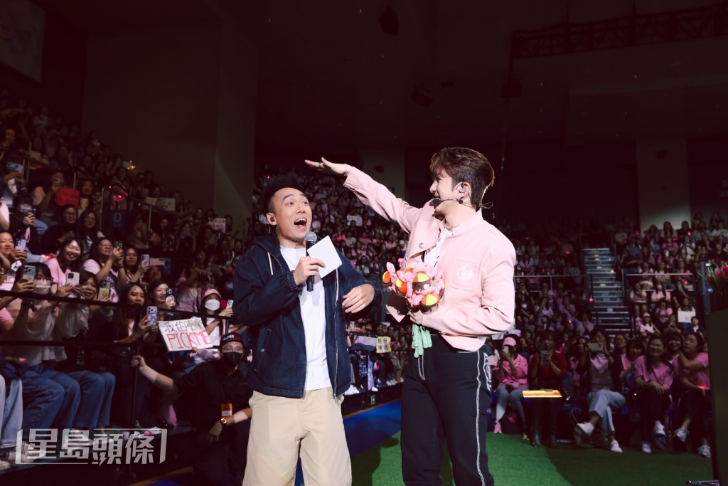 神徒们都纷纷大叫向Anson Lo 送上支持。