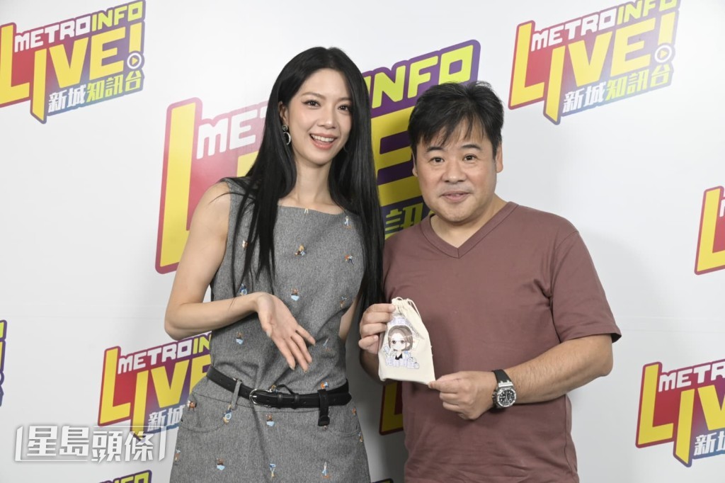 韋家雄讚陳曉華有心思,特意帶粉絲整的小小急救禮物包送給他和主持人。 韋家雄讚陳曉華有心思,特意帶粉絲整的小小急救禮物包送給他和主持人。