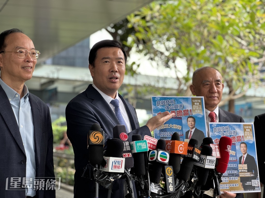 嚴剛(中)到政總報名,競逐連任商界(第三)。 嚴剛(中)到政總報名,競逐連任商界(第三)。