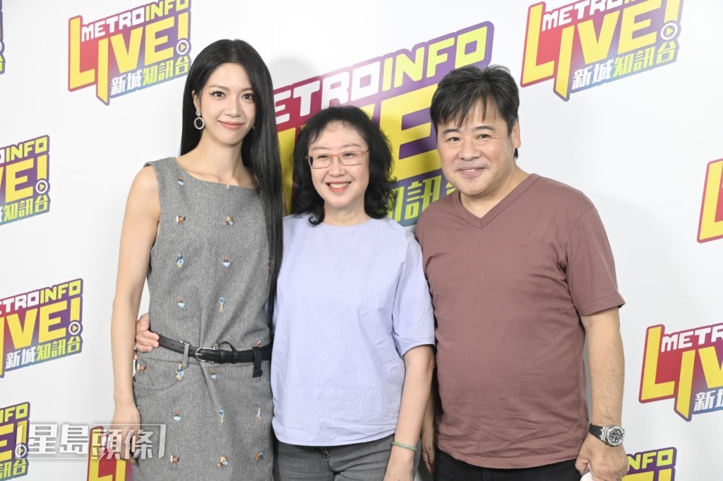TVB前高層何小慧更特意到來探班,令二人開心又感動。 TVB前高層何小慧更特意到來探班,令二人開心又感動。