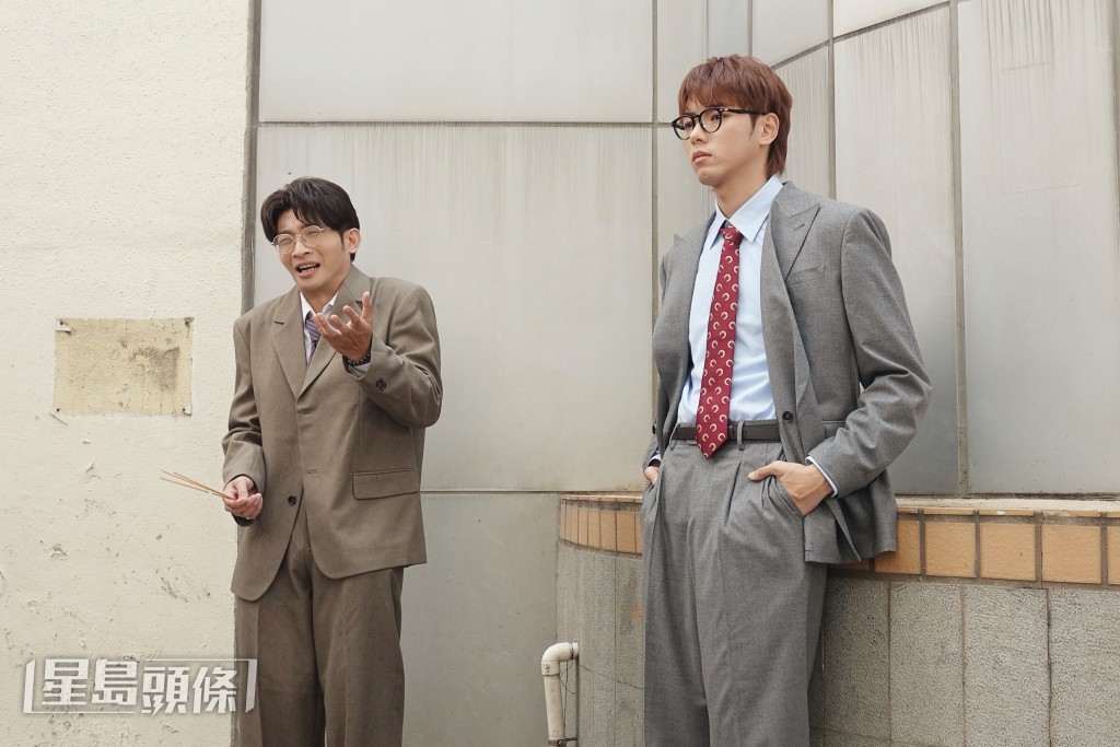 Dee演出煩人上司。