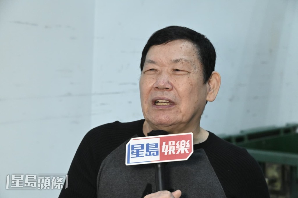 他憶述90年成家班解散後,成龍又找他幫手,96年又轉部頭約無固定月薪。 他憶述90年成家班解散後,成龍又找他幫手,96年又轉部頭約無固定月薪。