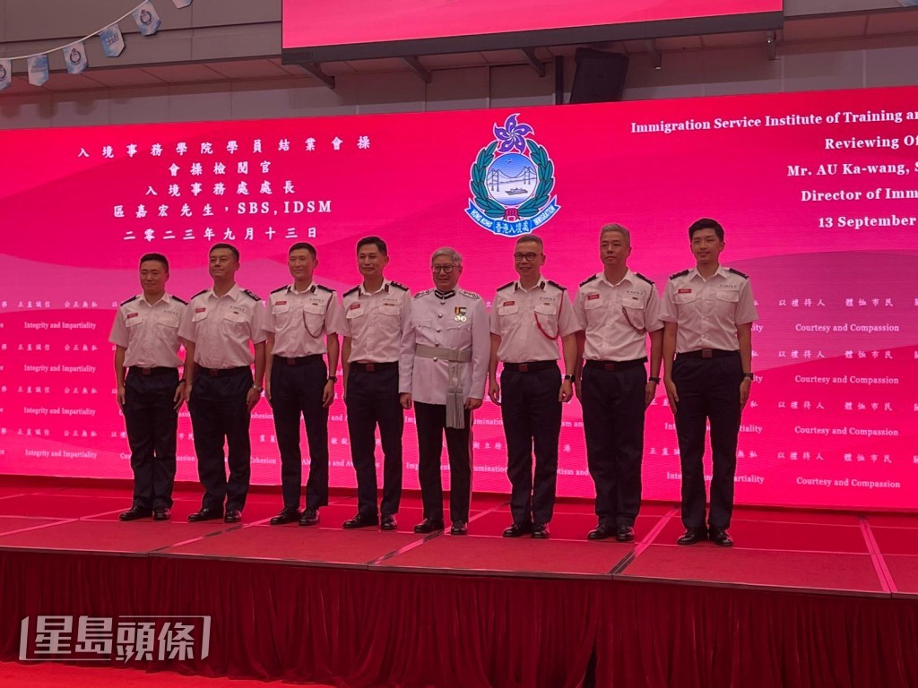 區嘉宏(左5)與消防處處長楊恩健(左4)合照。 區嘉宏(左5)與消防處處長楊恩健(左4)合照。