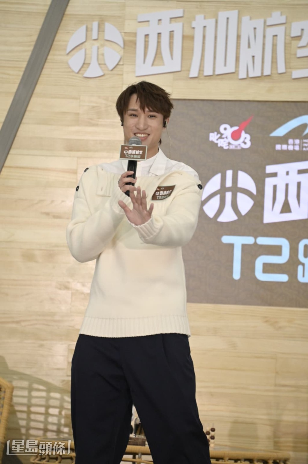 最爆笑蔡俊彥唱歌前,祝賀魏浚笙和經理人(女友)結婚11周年,隨後在粉絲提醒他並不是結婚周年,他即改口祝賀兩人合作11周年。 最爆笑蔡俊彥唱歌前,祝賀魏浚笙和經理人(女友)結婚11周年,隨後在粉絲提醒他並不是結婚周年,他即改口祝賀兩人合作11周年。
