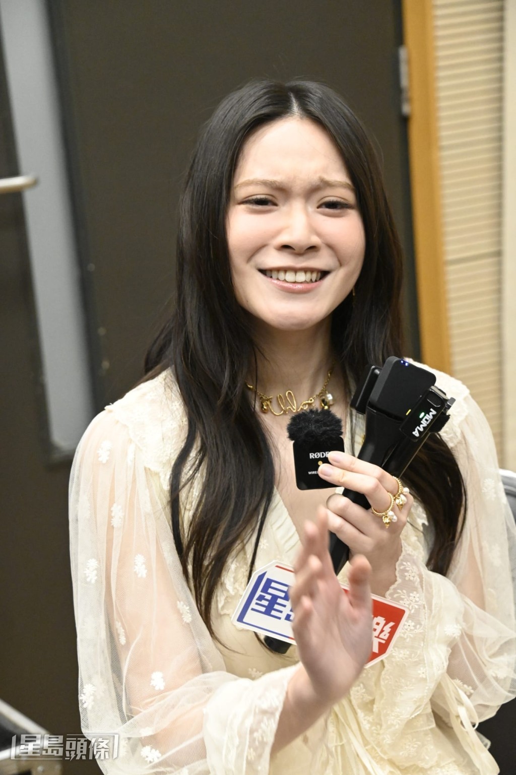 追問是否同居試婚,雲浩影即刻否認指講了好多次。 追問是否同居試婚,雲浩影即刻否認指講了好多次。