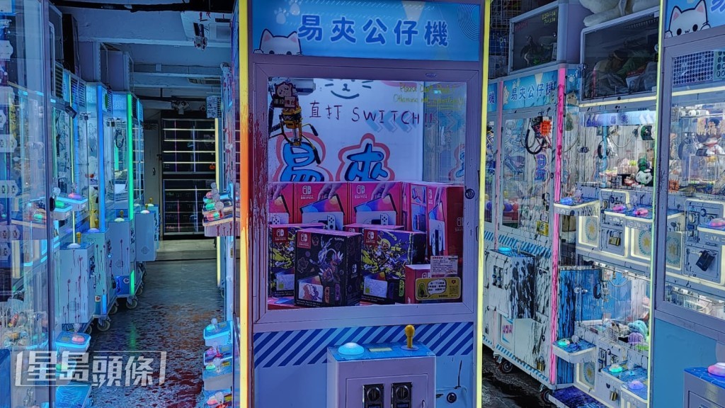 現場所見,店內的牆壁、地板以及多部夾公仔機的玻璃與機身,均被染上刺眼的紅油、黑油及白油。黎志偉攝 現場所見,店內的牆壁、地板以及多部夾公仔機的玻璃與機身,均被染上刺眼的紅油、黑油及白油。黎志偉攝