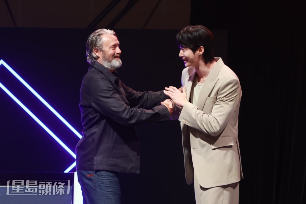 邊佑錫、Mads Mikkelsen握手。