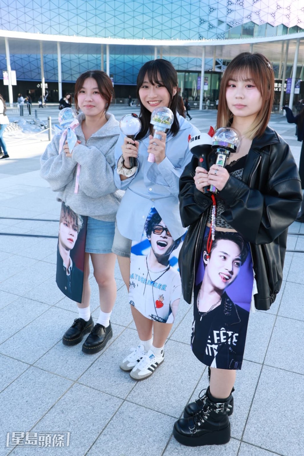 粉絲帶備應援物支持偶像。 粉絲帶備應援物支持偶像。