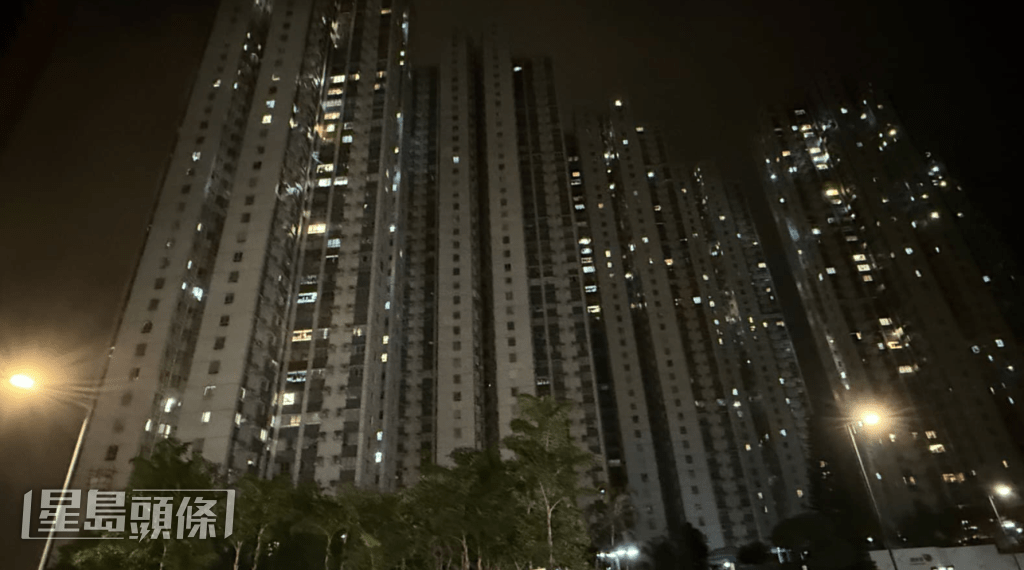 昨晚(8月13日)9時許,荃灣麗城花園第5座及第6座突然發生電力中斷,兩幢大廈多個單位的冷氣機、風扇及照明系統即時停止運作。黎志偉攝 昨晚(8月13日)9時許,荃灣麗城花園第5座及第6座突然發生電力中斷,兩幢大廈多個單位的冷氣機、風扇及照明系統即時停止運作。黎志偉攝