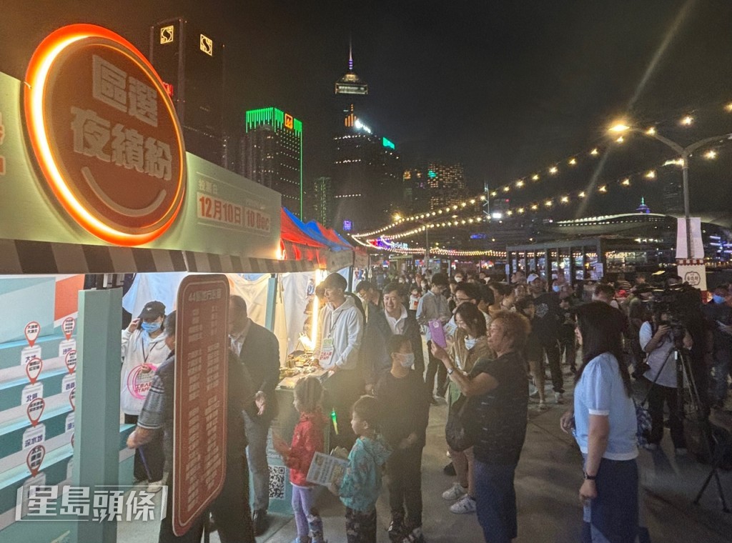 区选夜缤纷摊位前有许多市民排队。郭颖彤摄